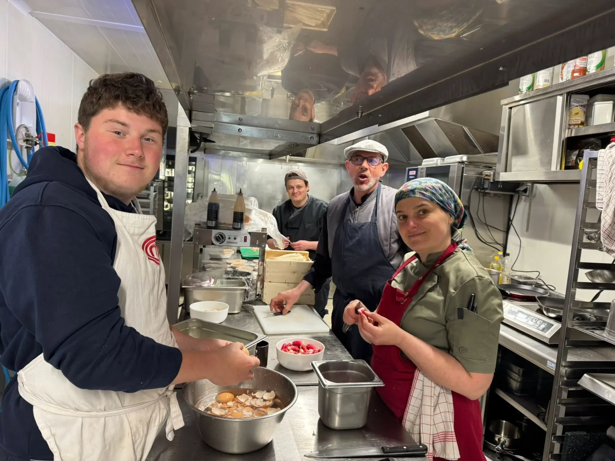 équipe en cuisine restaurant Au Bon Accueil Salperwick marais audomarois