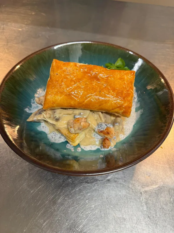 feuilleté croustillant sauce champignons restaurant Au Bon Accueil Salperwick