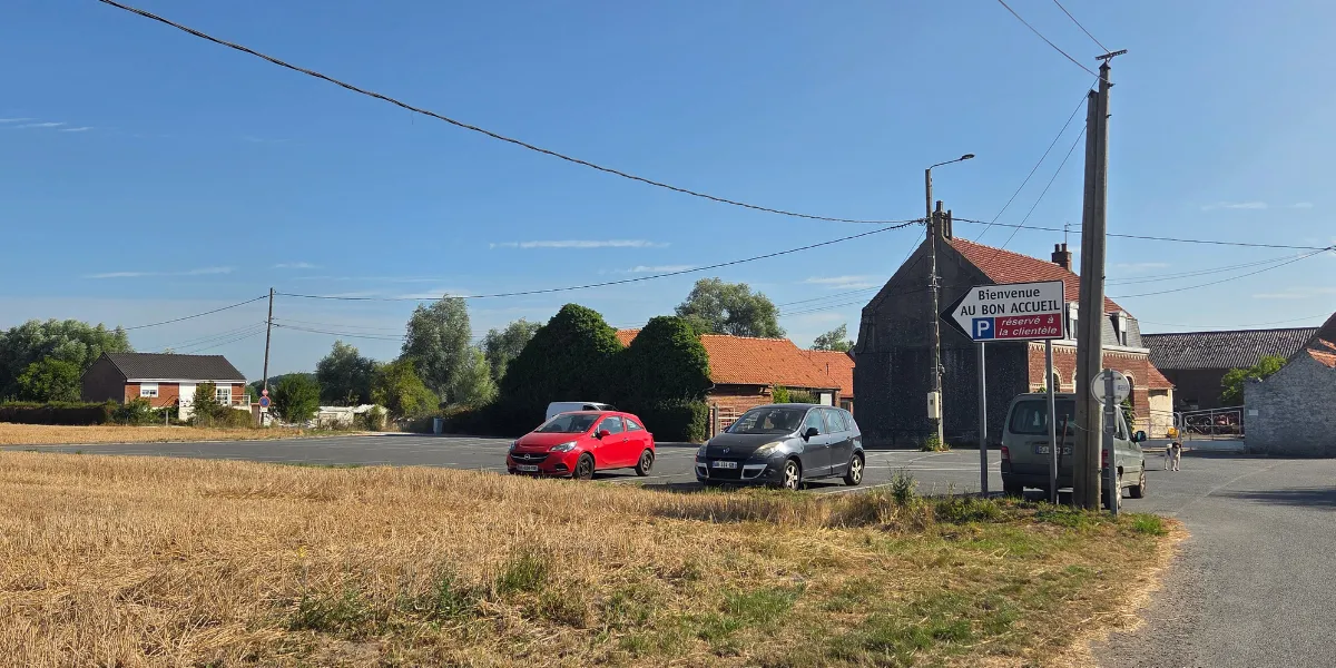 parking gratuit réservé à la clientèle d'Au Bon Accueil à Salperwick (62)