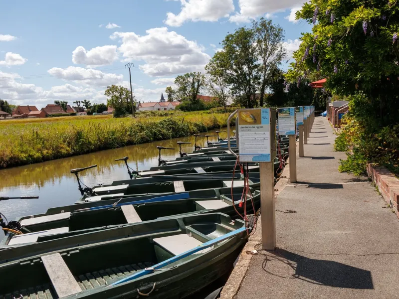 barques à moteur électrique à quai au Bon Accueil à Salperwick (62)
