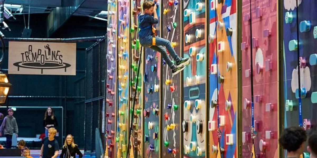 Mur d'escalade Planet'Aire